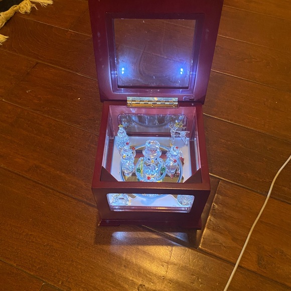 Mr. Christmas Gold Label Crystal Showcase Snowman Music Box. - Picture 4 of 5